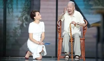 董卿跪地采訪(fǎng)  謙卑中藏高貴  從容間現(xiàn)底蘊(yùn)