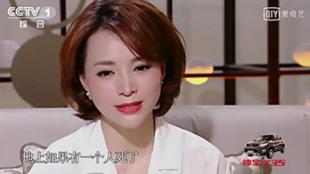 董卿跪地采訪(fǎng)  謙卑中藏高貴  從容間現(xiàn)底蘊(yùn)