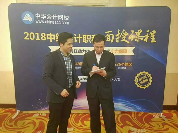 南寧中級(jí)面授公開課簽到臺(tái)排起了長(zhǎng)龍 這個(gè)課程如此火爆？