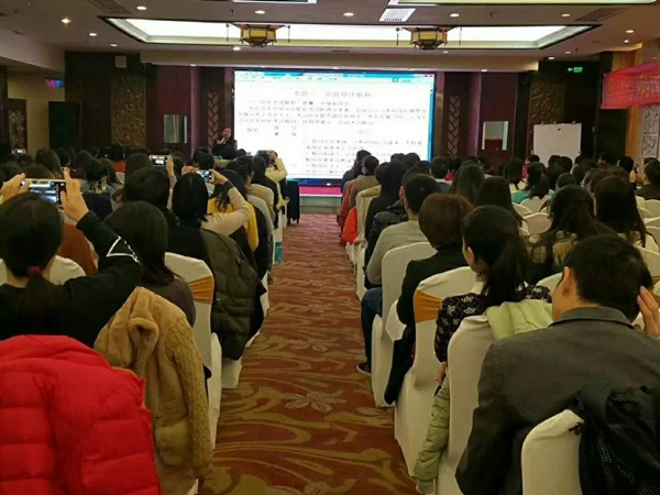 南寧中級(jí)面授公開課簽到臺(tái)排起了長(zhǎng)龍 這個(gè)課程如此火爆？