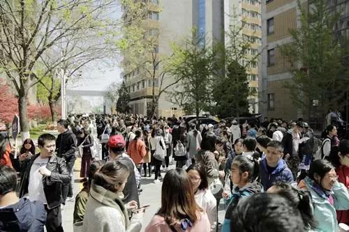 CMA學(xué)員奔赴考場，網(wǎng)校送考服務(wù)溫馨送上