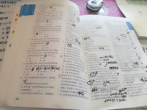 夢(mèng)想應(yīng)該有~拿下中級(jí)會(huì)計(jì)證還能領(lǐng)獎(jiǎng)學(xué)金！