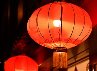 過(guò)年返鄉(xiāng)的路再遠(yuǎn) 行李再多 也能把證券學(xué)習(xí)資料“捧”在手心上！