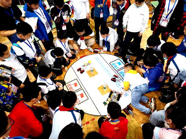 湖南組織青少年機(jī)器人大賽。
